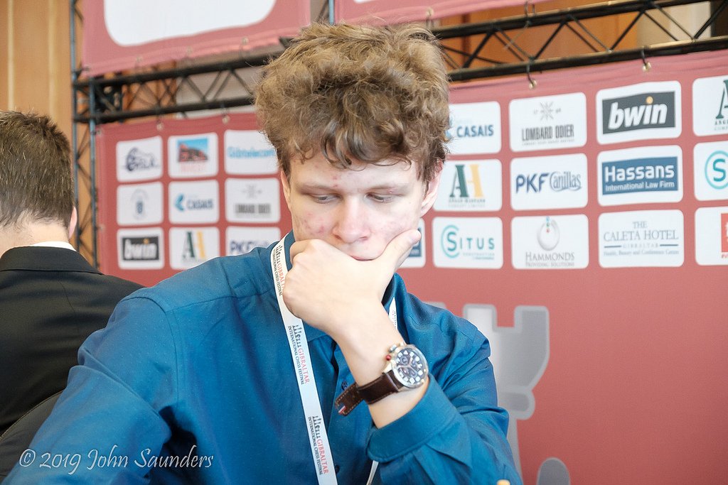 Artemiev setzt sich an die Spitze ChessBase