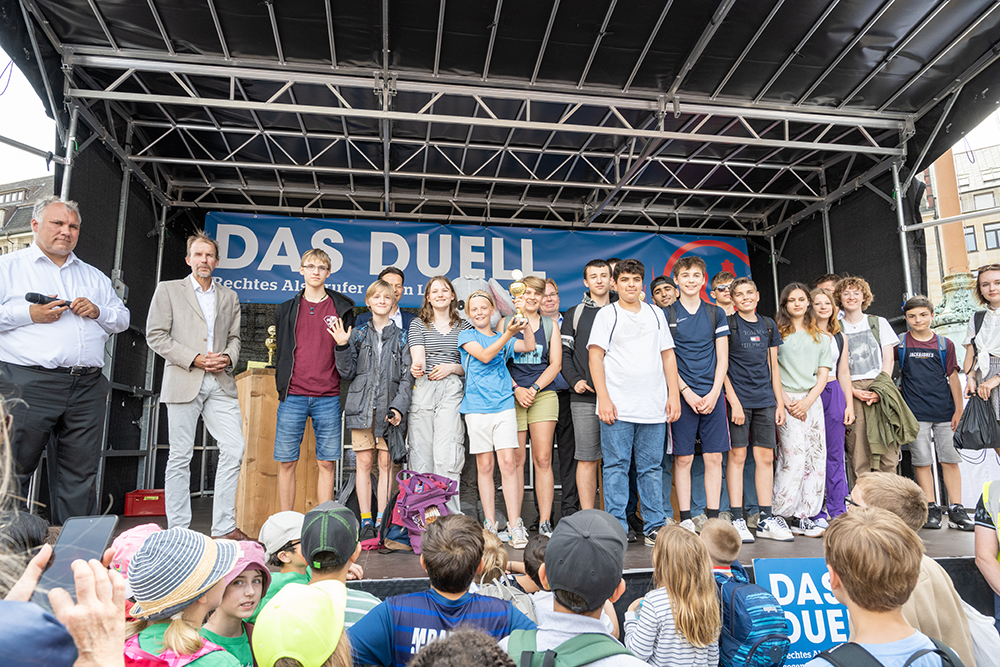 Die Schüler der besten "auswärtigen" Mannschaft, Erich Kästner Gemeinschaftsschule Barsbüttel, nehmen ihren Sonder-Pokal entgegen