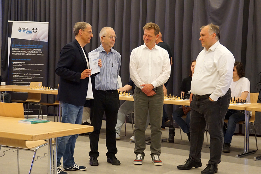 Thomas Weischede (Emanuel Lasker Gesellschaft), Helmut Pfleger, Richard Lutz und Björn Lengwenus (Schulleiter der Eliteschule des Sports in Hamburg)
