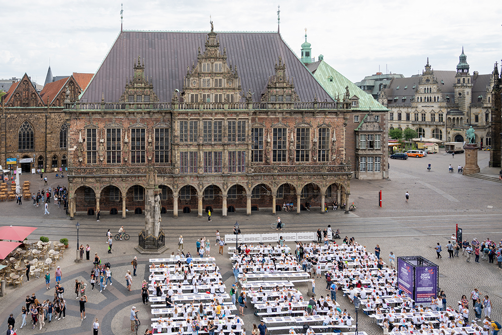 Das Bremer Rathaus, mit dem Bremer Markt voller Schachspieler