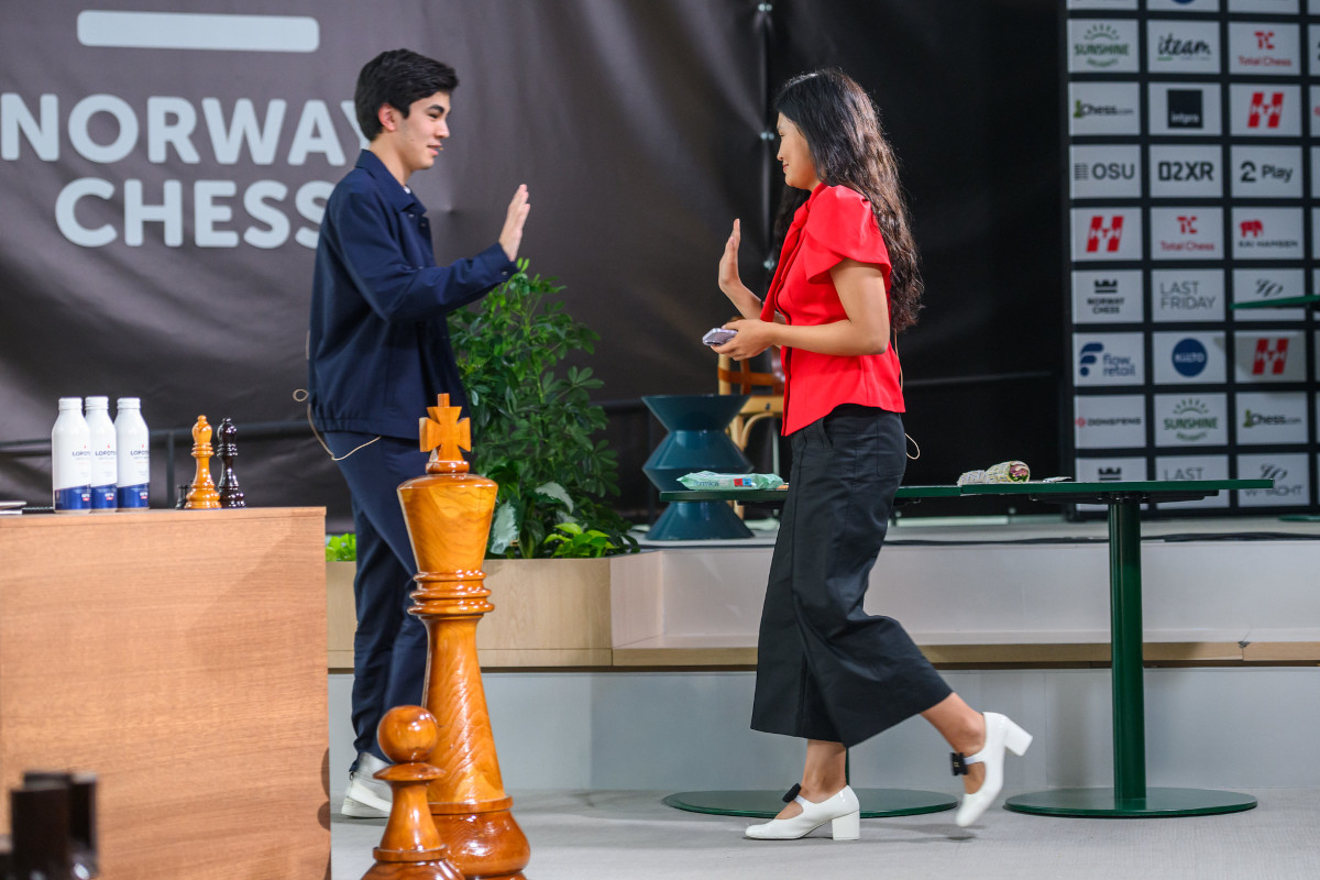 Javokhir Sindarov, Bibisara Assaubayeva