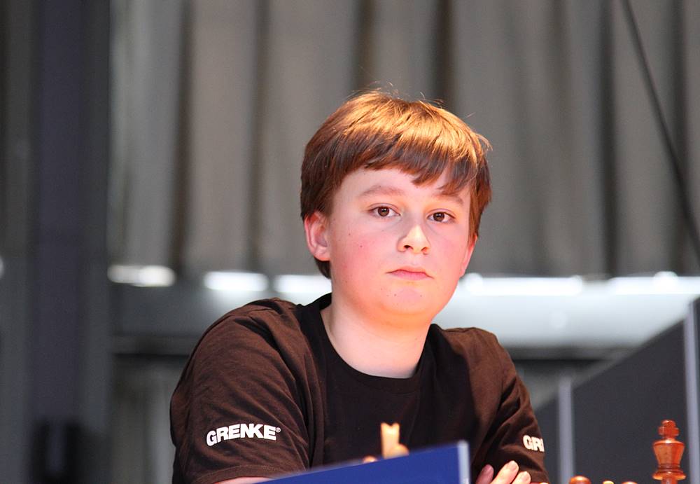 13-Jähriger stiehlt Carlsen die Show.